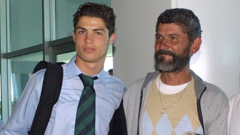 Ronaldo bên cạnh người cha khi ông còn sống