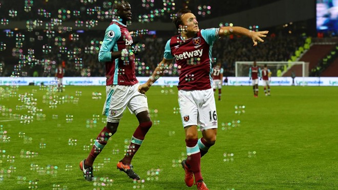 West Ham 1-0 Hull: Mark Noble ăn mừng bàn thắng trong màn mưa bong bóng.