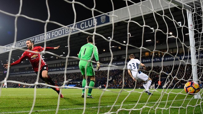 West Brom 0-2 Man Utd: Zlatan Ibrahimovic chạy tới ăn mừng cùng các đồng đội sau khi đưa MU vươn lên dẫn trước.