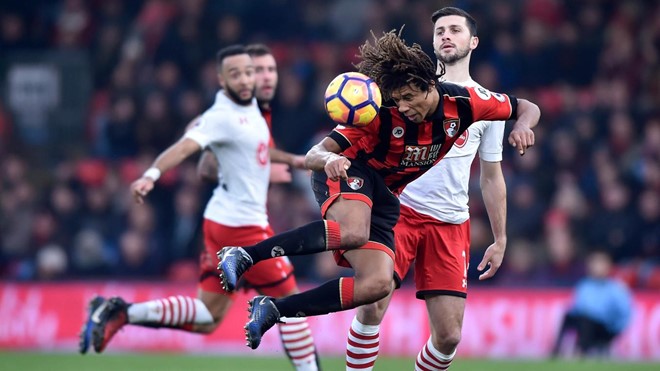 AFC Bournemouth 1-3 Southampton: Nathan Ake phô diễn kĩ năng aerobic trong một pha phá bóng.