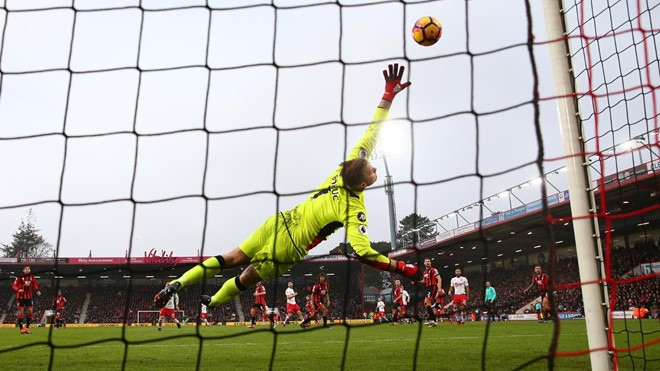 AFC Bournemouth 1-3 Southampton: Tất cả những gì thủ thành Boruc có thể làm đơn giản là bay người làm nền cho siêu phẩm của Jay Rodriguez bên phía Southampton.
