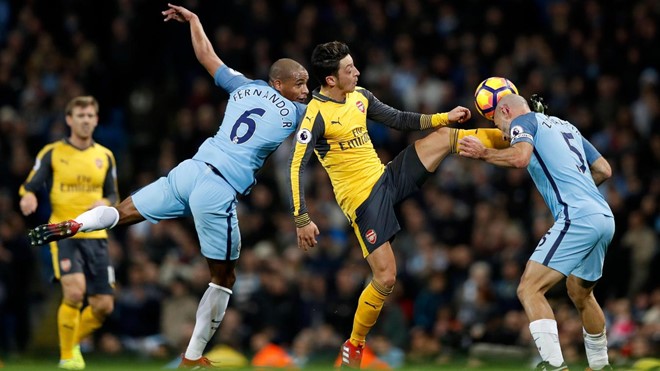 Man City 2-1 Arsenal: Mesut Ozil trong vòng vây của Pablo Zabaleta và Fernando.