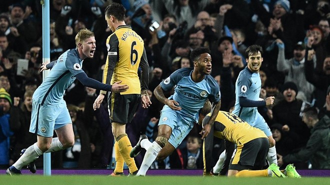 Man City 2-1 Arsenal: Raheem Sterling ăn mừng bàn thắng trong sự tuyệt vọng của các cầu thủ Arsenal.