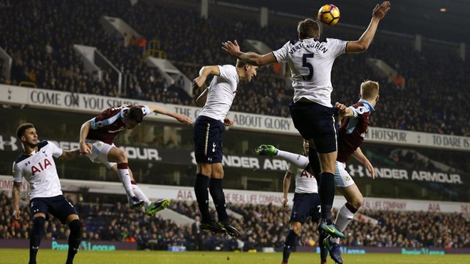 Spurs 2-1 Burnley: Kyle Walker, Michael Keane, Harry Kane và Jan Vertonghen đồng loạt bật cao trong một pha hãm thành nguy hiểm của các cầu thủ Burnley.