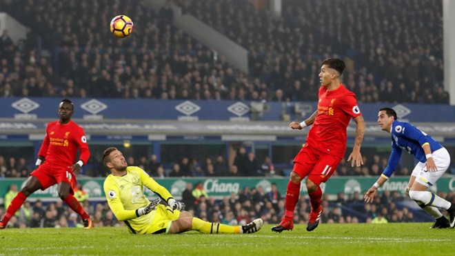 Everton 0-1 Liverpool: Bàn thắng đã không đến với Roberto Firmino sau nỗ lực của thủ thành Maarten Stekelenburg.