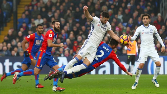 Crystal Palace 0-1 Chelsea: Joel Ward ngăn cản Gary Cahill thực hiện pha đánh đầu nguy hiểm.