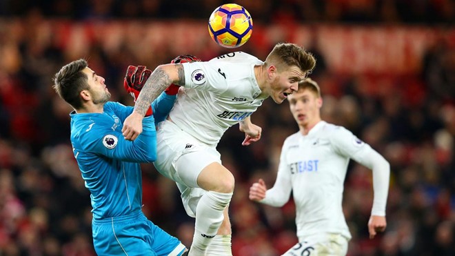 Middlesbrough 3-0 Swansea City: Thủ thành Lukasz Fabianski và hậu vệ Alfie Mawson trong một pha bóng thiếu ăn ý.