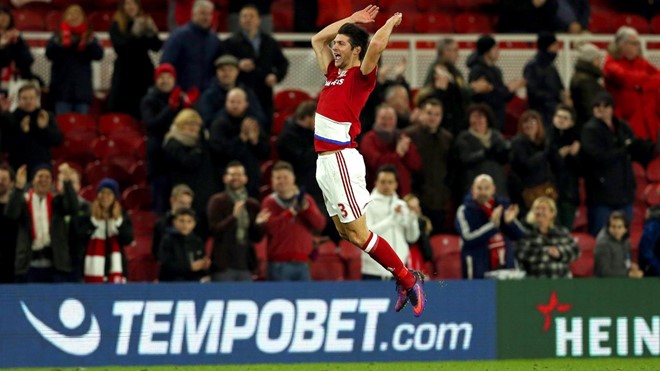 Middlesbrough 3-0 Swansea City: George Friend bên phía Middlesbrough sung sướng sau tiếng còi kết thúc trận đấu.