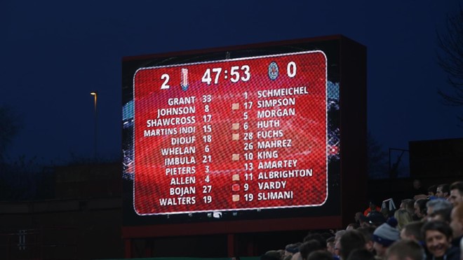 Stoke City 2-2 Leicester City: Những con số đáng buồn của nhà vô địch Leicester trên bảng điện tử sau khi hiệp 1 kết thúc.