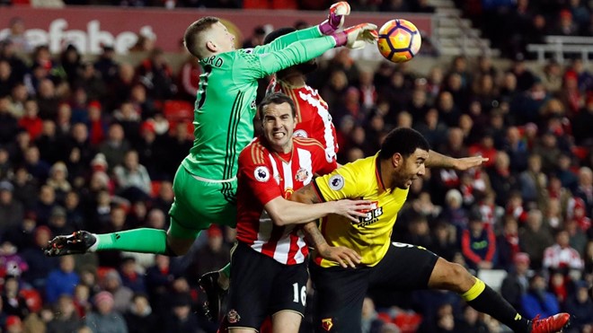 Sunderland 1-0 Watford: Thủ thành Jordan Pickford cùng John O'Shea hợp sức ngăn cản Troy Deeney bên phía Watford.