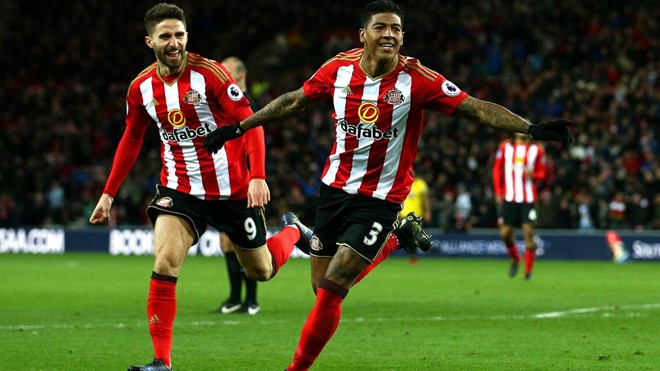 Sunderland 1-0 Watford: Patrick van Aanholt ăn mừng bàn thắng duy nhất của trận đấu.