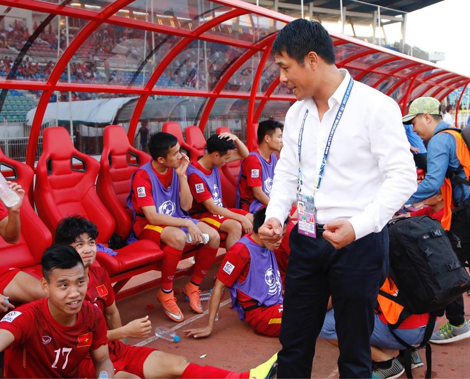 Hữu Thắng an ủi Công Phượng sau màn trình diễn thất vọng ở AFF Cup 2016