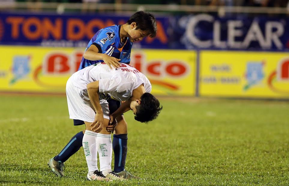 Cầu thủ U21 Yokohama an ủi khi Công Phượng đá penalty lỗi, nhưng sau đó lại mỉa mai tiền đạo này hỏng ăn vì thích đá khác người