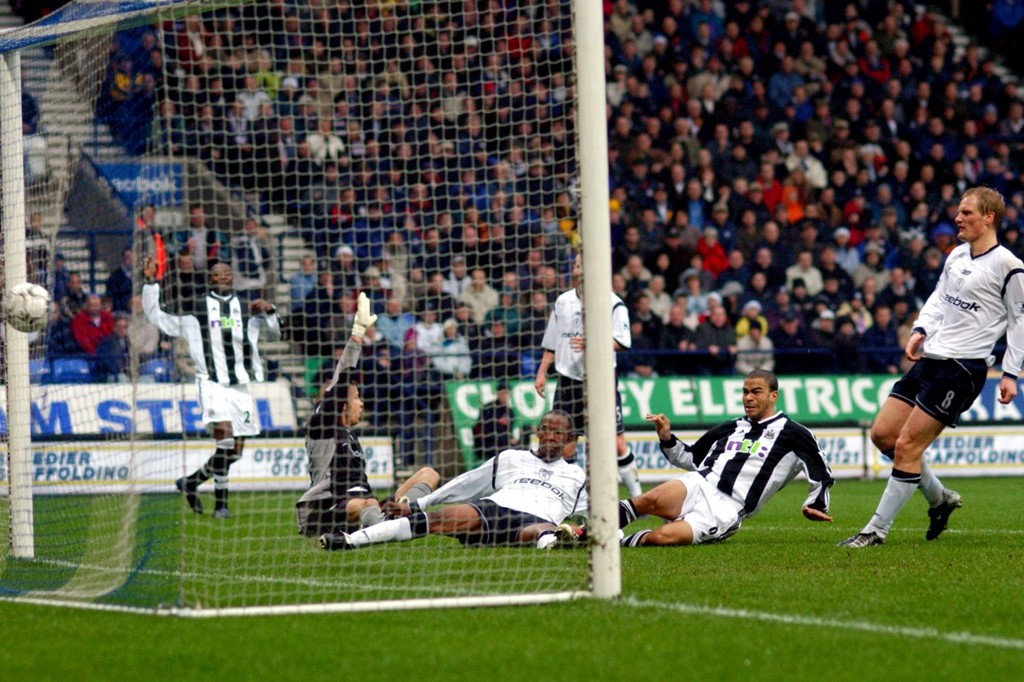 7. Bolton 4-3 Newcastle (2002): Cơn mưa bàn thắng đã diễn ra trên sân Reebok trong dịp Lễ tặng quà năm 2002. Chỉ trong vòng có 10 phút đầu tiên, mành lưới của 2 đội đã rung lên 3 lần. Một trong các điểm nhấn của trận đấu là việc cầu thủ Michael Ricketts ghi 2 bàn nhờ niềm vui khoác áo tuyển Anh lần đầu tiên. Như thế là đủ để "The Trotters" có 3 điểm dù Shola Ameobi và Shearer còn gỡ lại cho Newcastle 2 bàn ở các phút 71 và 79. Ảnh: Getty Images.