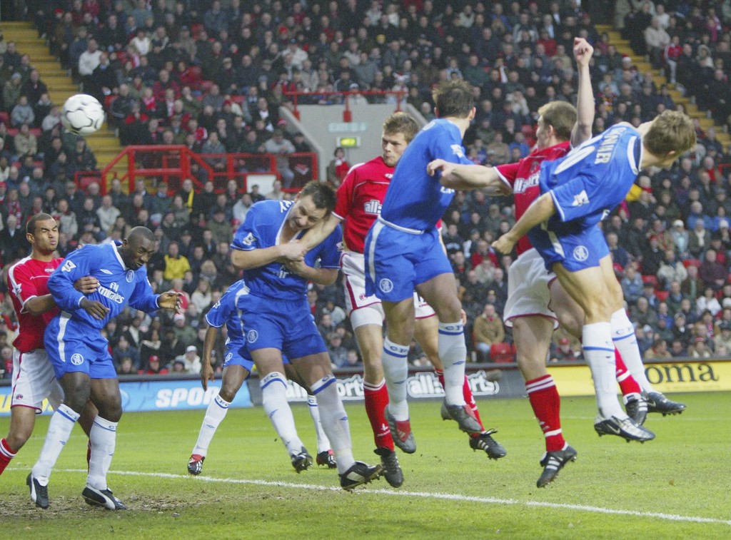 6. Charlton 4-2 Chelsea (2003): Trong mùa giải đầu tiên của Chelsea dưới thời Roman Abramovich, họ đã có một kỳ Boxing Day không ý nghĩa khi thảm bại trên sân của Charlton Athletic với tỷ số 2-4. Bàn mở tỷ số của chủ nhà được ghi ngay giây thứ 42 của phút thi đấu đầu tiên. Những phút sau đó, Chelsea của Claudio Ranieri bị dẫn tới 4-1 và chỉ có thể kết thúc trận đấu với thêm 1 bàn gỡ do công của Gudjohnsen phút 72. Ảnh: Getty Images.