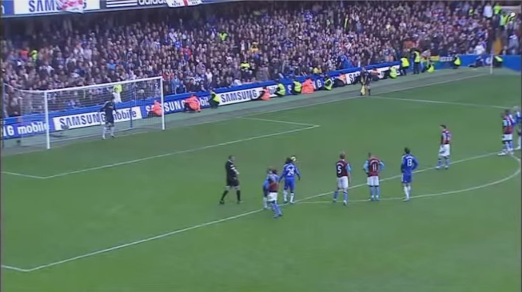 4. Chelsea 4-4 Aston Villa (2007): 8 bàn thắng, 3 thẻ đỏ, 2 quả penalty và 1 pha gỡ hòa phút bù giờ cuối, Chelsea cùng Aston Villa tạo ra trận chiến Giáng sinh kinh điển. Cú đúp của Shaun Maloney đưa Villa vượt lên dẫn 2-0 nhưng thẻ đỏ của Zat Knight giúp Chelsea tìm lại thế trận. Andriy Shevchenko lập cú đúp để gỡ hòa ở phút 50 cho The Blues. Trung vệ Alex giúp Chelsea vượt lên, nhưng Martin Laursen gỡ hòa 3-3. Thẻ đỏ của Ricardo Carvalho giúp đôi bên cân bằng quân số, nhưng Chelsea lại có bàn vượt lên dẫn trước nhờ cú đá phạt của Michael Ballack. Ở phút bù giờ cuối cùng, Ashley Cole dính thẻ đỏ vì để bóng chạm tay trong vòng cấm. Trên chấm phạt đền, Gareth Barry gỡ lại 1 điểm cho đội bóng của Martin O’Neill. Ảnh: Getty Images.