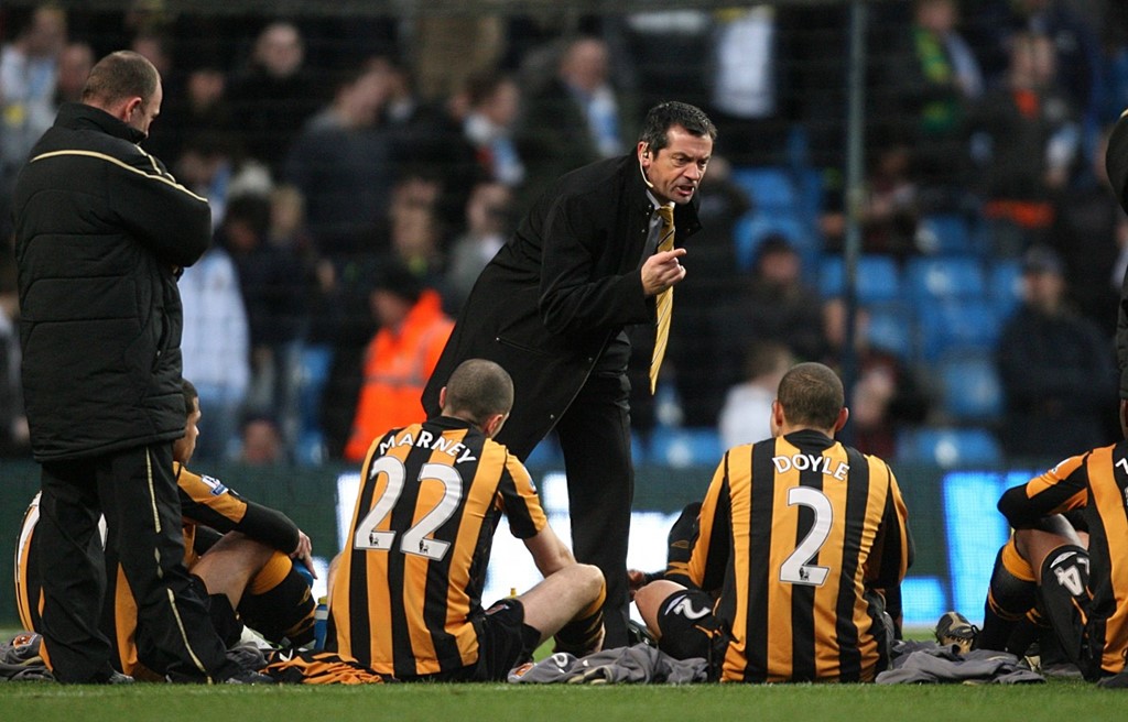 2. Manchester City 5-1 Hull City (2008): Đón tiếp đội bóng có biệt danh "Những chú hổ", The Citizens trình diễn sức mạnh vượt trội bằng 4 bàn thắng liên tiếp ngay trong hiệp một do công của Felipe Caicedo và Robinho (mỗi người 1 cú đúp). Chứng kiến màn trình diễn đáng xấu hổ của học trò, đến giờ nghỉ giữa hiệp, HLV Phil Brown bắt cầu thủ ngồi luôn tại sân và mắng họ một trận. Hiệu quả của màn thị phạm là Hull có 1 bàn gỡ trong hiệp 2 nhưng sau cùng khoảng cách 4 bàn vẫn được tái lập khi Stephen Ireland ấn định tỷ số ở phút 82. Ảnh: Getty Images.