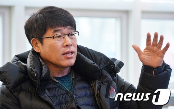 HLV Lee Heung-sil không muốn ký với Đức Lương. Ảnh: News1.