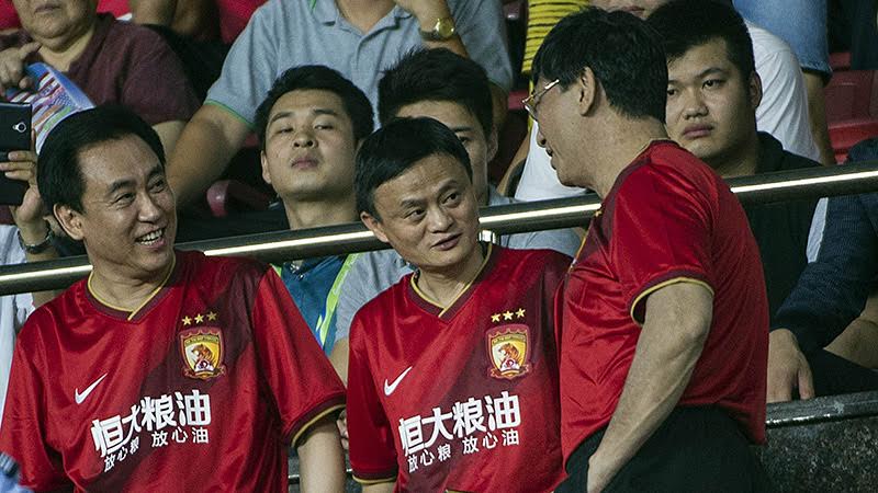 Jack Ma (giữa) là một trong những tỷ phú đầu tư mạnh nhất cho bóng đá Trung Quốc