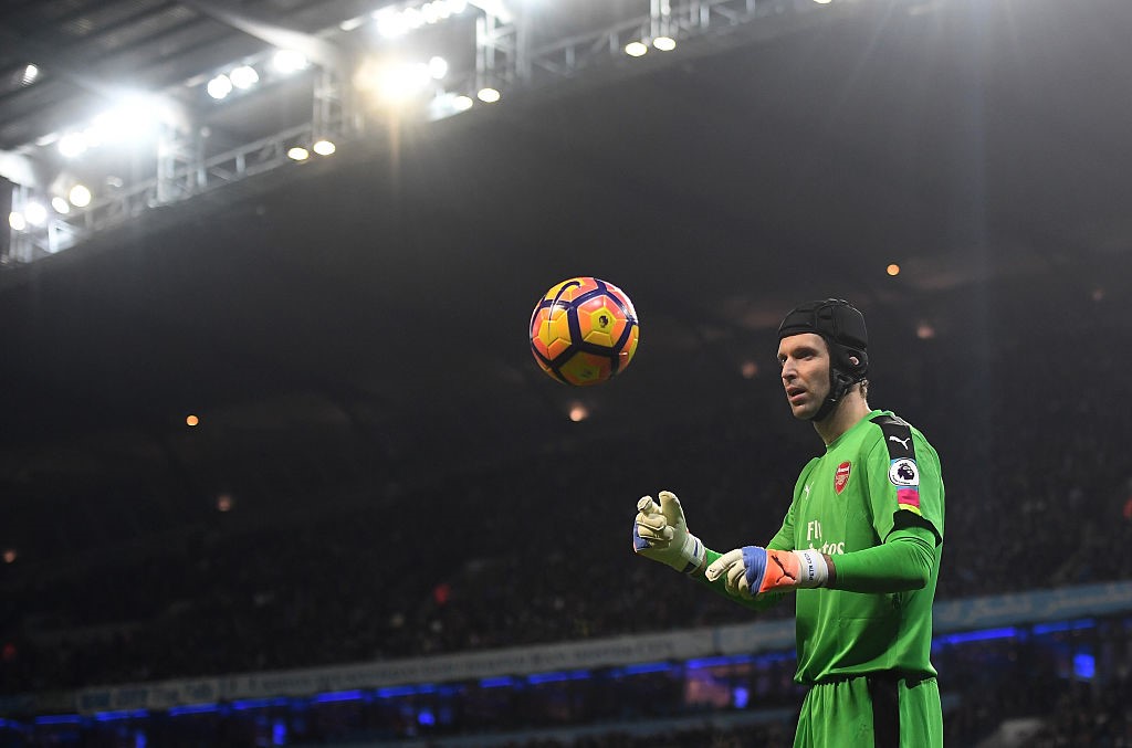 Petr Cech (34 tuổi, Arsenal): Anh gây bất ngờ khi chuyển đến khoác áo “Pháo thủ” từ đại kình địch cùng thành phố London Chelsea hè 2015. Kể từ đó, Petr Cech nhanh chóng trở thành tài sản rất đáng giá của Arsenal. Năm 2016, thủ môn người CH Czech có 12 lần giữ sạch lưới và thực hiện trung bình 2,15 pha cứu thua mỗi trận. Rõ ràng anh đóng góp công lớn vào thành tích thi đấu của Arsenal.