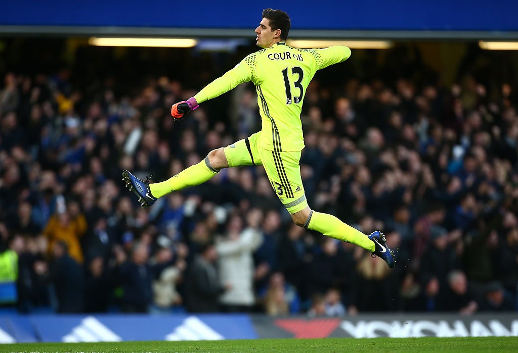 Thibaut Courtois (24 tuổi, Chelsea): Anh đang trải qua mùa giải 2016/17 với màn trình diễn ấn tượng. Courtois có những pha cứu thua xuất sắc khi đối mặt tiền đạo đối phương. Năm 2016, anh sở hữu 14 trận giữ sạch lưới, trong đó có 10 trận tại Premier League. Thủ môn người Bỉ góp phần giúp Chelsea vô địch lượt đi Ngoại hạng Anh mùa này trước 1 vòng đấu với 46 điểm sau 18 trận.