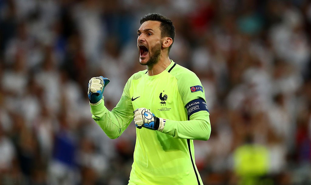 Hugo Lloris (29 tuổi, Tottenham): Tháng 8/2012, ban lãnh đạo đội chủ sân White Hart Lane trả 10 triệu euro cho Lyon để chiêu mộ anh nhằm thay thế Heurelho Gomes trong khung thành. Thủ môn người Pháp nhanh chóng đem đến sự tin tưởng cho đồng đội và người hâm mộ Tottenham. Năm 2016, anh thực hiện trung bình gần 2 pha cứu thua mỗi trận. Sự ổn định của Lloris giúp đội bóng thành London lọt top 5 trên bảng xếp hạng Premier League.
