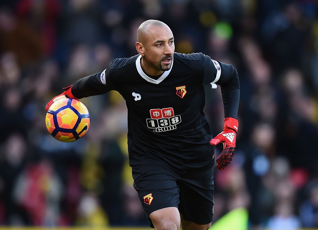 Heurelho Gomes (35 tuổi, Watford): Anh là người hùng của đội chủ sân Vicarage Road suốt 18 tháng qua. Sau khi giúp Watford lên chơi ở Premier League mùa giải 2015/16, Heurelho Gomes tiếp tục thi đấu khá tốt mùa này. Anh mắc ít lỗi hơn so với khi khoác áo Tottenham. Mùa này, Gomes có 6 vòng đấu giữ sạch lưới và thực hiện trung bình 2,5 pha cứu thua mỗi trận. Watford của anh đứng thứ 10 trên bảng xếp hạng sau vòng 18 vòng.
