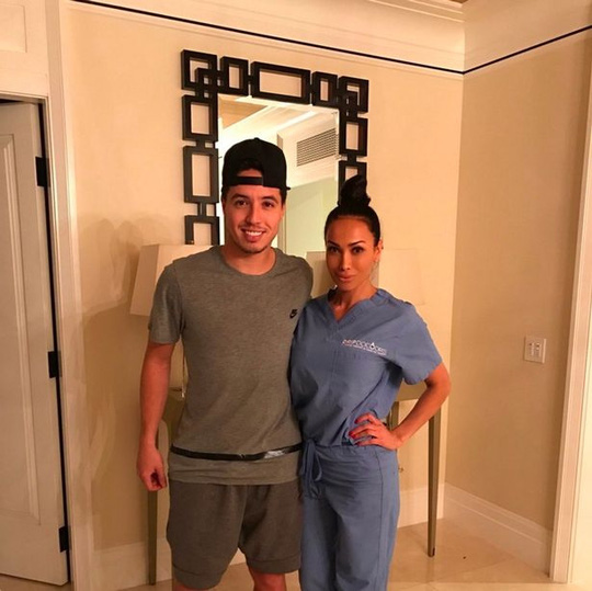 Bức ảnh Nasri chụp cùng bác sĩ "Drip Doctor"
