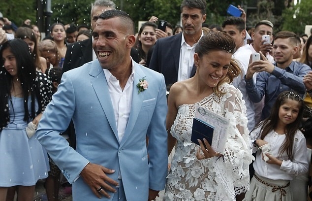 Tevez đang đi Mexico nghỉ tuần trăng mật cùng bạn gái Vanesa.
