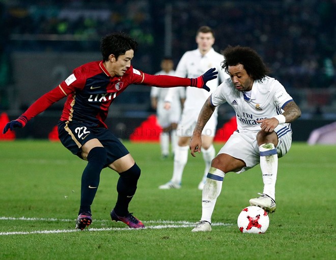 Trận chung kết FIFA Club World Cup thường chứng kiến màn so tài giữa hai đại diện châu Âu và châu Mỹ. Thế nhưng giải năm nay chứng kiến đội bóng Nhật Bản Kashima Antlers tạo nên lịch sử khi góp mặt trong trận tranh ngôi vô địch. Gặp Real Madrid, Kashima Antlers chơi rất tốt và thậm chí vượt lên dẫn trước đối thủ sở hữu nhiều siêu sao như Cristiano Ronaldo, Karim Benzema... Tuy nhiên, đẳng cấp Real Madrid đã được thể hiện khi họ đánh bại Kashima Antlers 4-2. Trước đó, đại diện Nhật Bản gây sốc với chiến thắng trước Atletico Nacional tại bán kết. Ảnh: Getty Images.