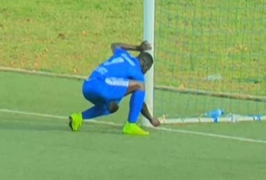 Moussa đang thực hiện hành vi yểm bùa.