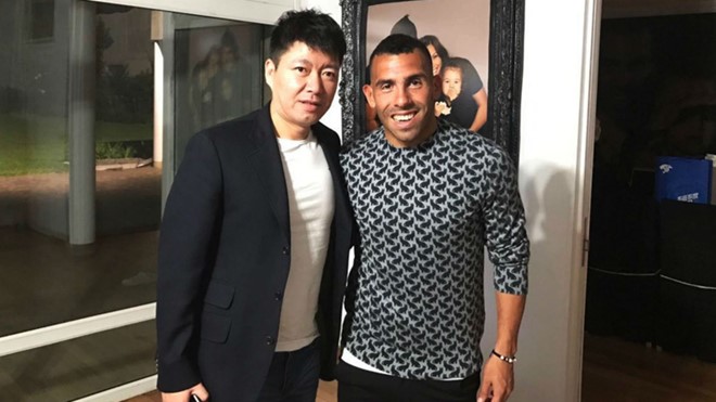 Carlos Tevez nhận mức lương tới hơn 600.000 bảng/tuần.