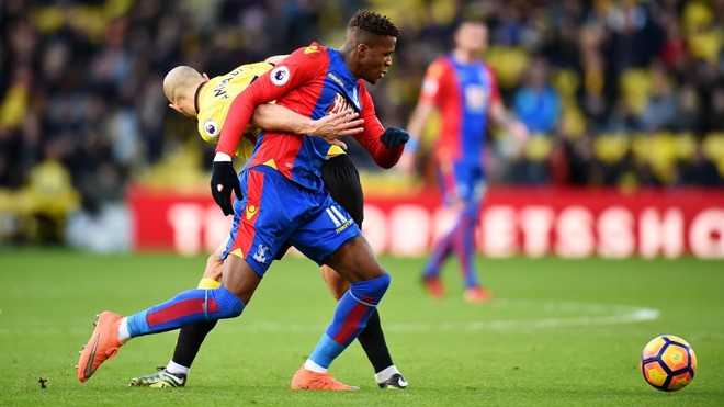 Watford 1-1 Crystal Palace: Nordin Amrabat nỗ lực ngăn cản Wilfried Zaha đi bóng.