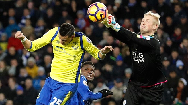 Leicester 0-2 Everton: Thủ thành Kasper Schmeichel nỗ lực phá bóng an toàn trước áp lực đến từ Ramiro Funes Mori.