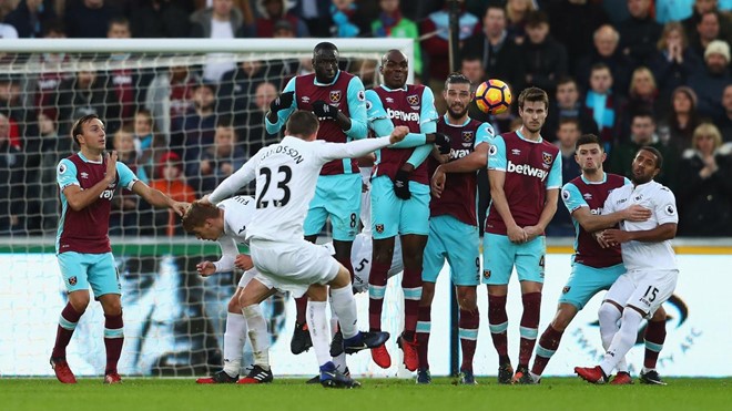 Swansea 1-4 West Ham: Các cầu thủ West Ham đồng loạt nhảy lên tạo thành bức tường ngăn cản cú đá phạt của Gylfi Sigurdsson