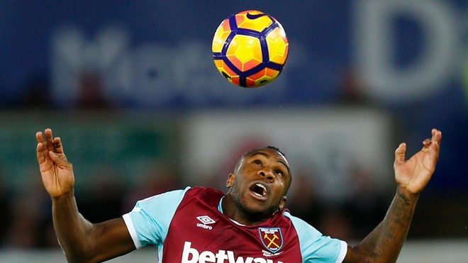 Swansea 1-4 West Ham: Các cầu thủ West Ham đồng loạt nhảy lên tạo thành bức tường ngăn cản cú đá phạt của Gylfi Sigurdsson