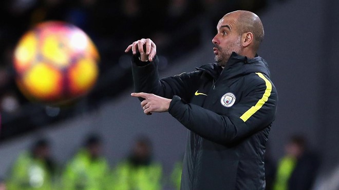 Hull 0-3 Man City: Pep Guardiola khua tay chỉ đạo đúng lúc trái bóng bay đến khiến người xem cảm giác như ông có ma thuật.