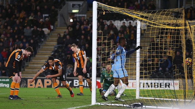 Hull 0-3 Man City: Các cầu thủ phòng ngự của Hull City bất lực nhìn Kelechi Iheanacho nâng tỉ số lên 2-0.