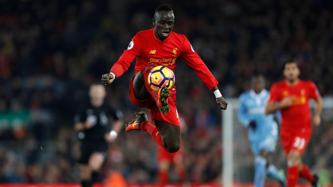 Liverpool 4-1 Stoke City: Sadio Mane như thể đã tập đi tập lại để có được dáng đỡ bóng trên không đẹp như vậy.