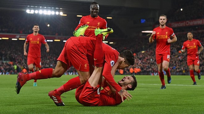 Liverpool 4-1 Stoke City: Roberto Firmino và Adam Lallana hạnh phúc khi đưa Liverpool vươn lên dẫn trước.