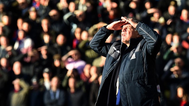 Watford 1-1 Crystal Palace: Huấn luyện viên Sam Allardyce nhìn các học trò bị gỡ hòa dưới cái nắng chói chang tại sân vận động Vicarage Road.