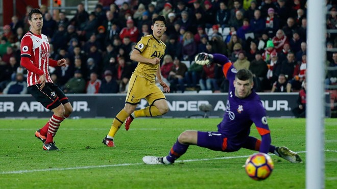 Southampton 1-4 Tottenham Hotspur: Mọi ánh nhìn đều đổ dồn vào quả bóng đang từ từ lăn vào lưới sau cú dứt điểm của Son Heung-Min.