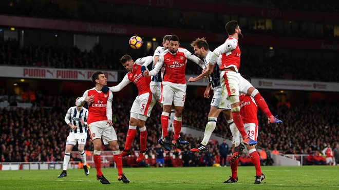 Arsenal 1-0 West Brom: Cầu thủ đôi bên cùng "bay" trong vòng cấm của Arsenal.