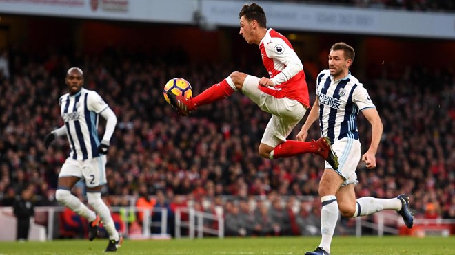 Arsenal 1-0 West Brom: Mesut Oezil khống chế bóng tinh tế ngay trên không.