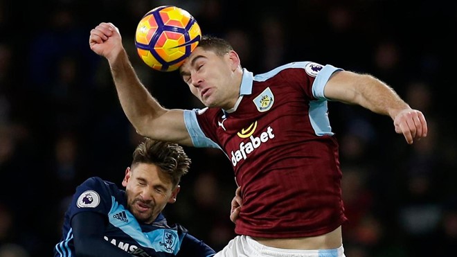 Burnley 1-0 Middlesbrough: Tiền đạo Sam Vokes chiến thắng Gaston Ramirez trong một pha không chiến.