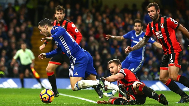 Chelsea 3-0 AFC Bournemouth: Eden Hazard bị Simon Francis phạm lỗi trong vùng cấm, sau đó chính anh là người ghi bàn cho Chelsea trên chấm phạt đền.