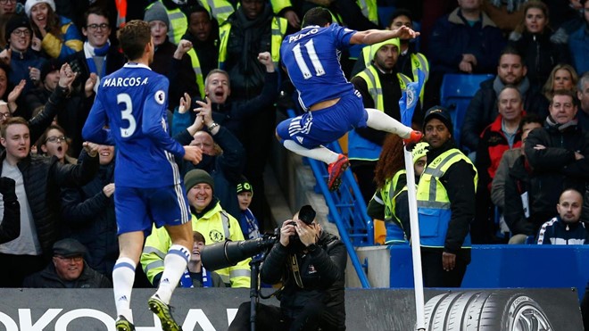 Chelsea 3-0 AFC Bournemouth: Pedro ăn mừng theo phong cách karate sau khi ghi bàn cho The Blues.
