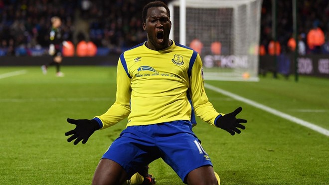 Leicester 0-2 Everton: Tiền đạo Romelu Lukaku trượt cỏ ăn mừng sau khi ghi bàn thắng thứ hai cho Everton.