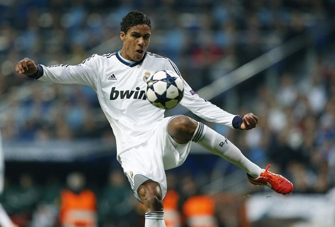 Raphael Varane, Real Madrid (50 triệu euro). Điểm mạnh của trung vệ người Pháp nằm ở sự đa năng. Varane khi cần có thể được đẩy lên đá vị trí tiền vệ phòng ngự, tuy nhiên anh sẽ thực sự hoàn hảo nếu chơi đúng vai trò một trung vệ. Ở tuổi 23, Varane vẫn chưa chạm ngưỡng không thể phát triển.