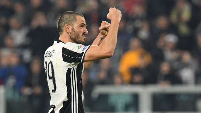 Leonardo Bonucci, Juventus (50 triệu euro). Là một trong những trung vệ hàng đầu thế giới hiện nay, Bonucci rất được nhiều CLB thèm khát. Tuổi 29 không ảnh hưởng đến màn trình diễn của anh khi Fox Sports bình luận cầu thủ này vẫn có thể chơi bóng đỉnh cao nhiều năm nữa.